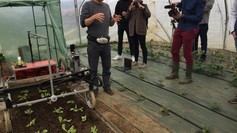 Les entreprises et chercheurs sont venus présenter leurs équipements aux producteurs le 12 juin 2019 aux pépinières Chatelain. © Léna Hespel
